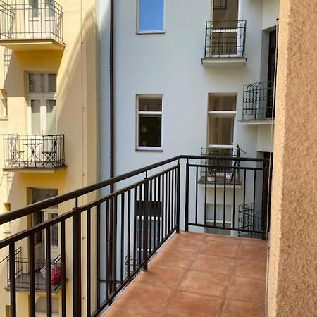 Large 3 Bedroom Family Apartment With Balcony Prag Exterior foto