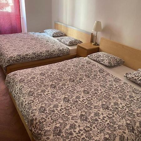 Large 3 Bedroom Family Apartment With Balcony Prag Exterior foto